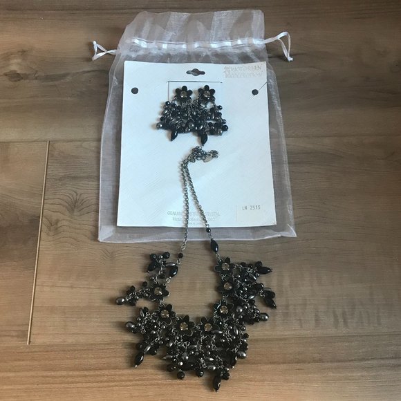 BLACK FLOWER NECKLACE AND EARRINGS!! BRAND NEW!! - Picture 1 of 3